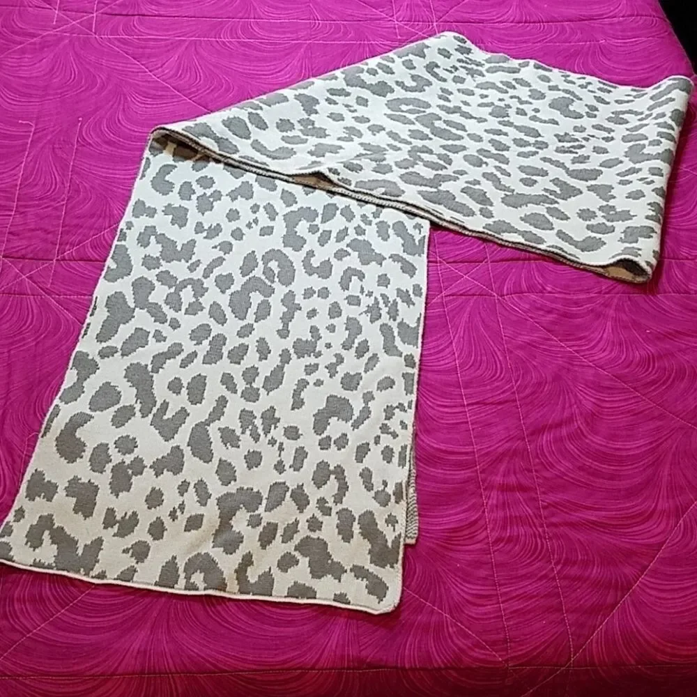 ✔ 5 for $25 Gap scarf